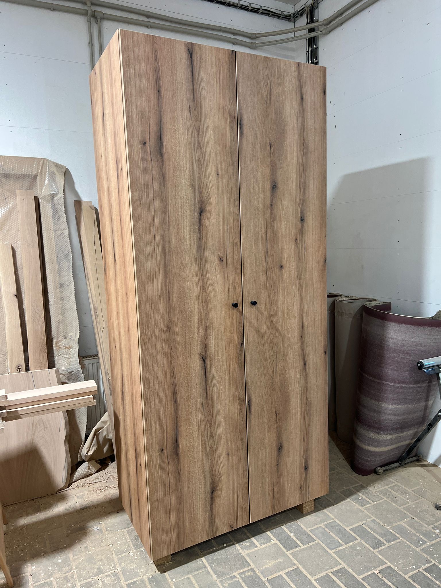 skříň z lamina dojem